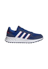 Chaussure de course bleu marine avec des détails rayés blancs et rouges, une semelle blanche amortissante avec des accents circulaires et des lacets bleus.