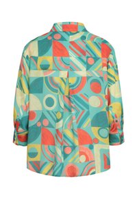 Camisa de botones colorida con un patrón geométrico abstracto en azul verdoso, rojo, amarillo y crema. Mangas largas con detalle de botón.