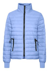 Chaqueta acolchada de color azul claro con cuello alto, cremallera central negra, bolsillos laterales con cremallera y cordones, y puños acanalados.