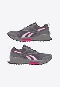 Paire de baskets grises et roses avec semelles noires, avec des rayures blanches et roses et des lacets noirs, vues de côté.