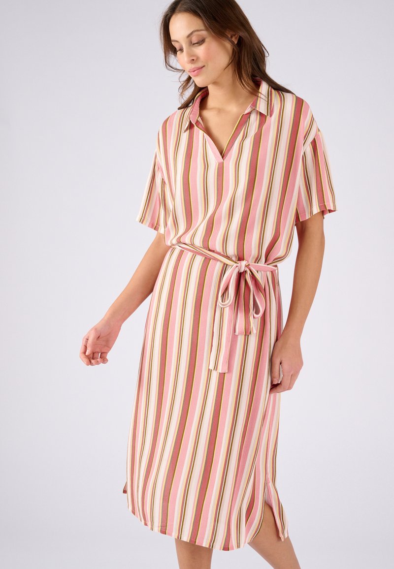 Gestreepte jurk in roze, crème en bruin. Korte mouwen, kraag en een gestrikte taille. Bevat zijslitsen, zachte textuur en lichte stof.