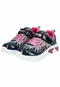 Sneaker nera in vernice con accenti rosa, parte superiore in rete, dettagli glitter, cinturino in velcro e suola bianca con accenti a bolle rosa.