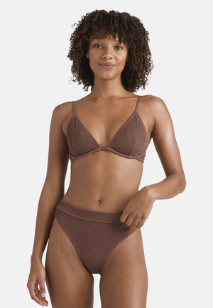 Bikini marrone a coste con reggiseno triangolare e slip a vita alta. Spalline regolabili e dettagli in tessuto testurizzato. Finitura liscia.