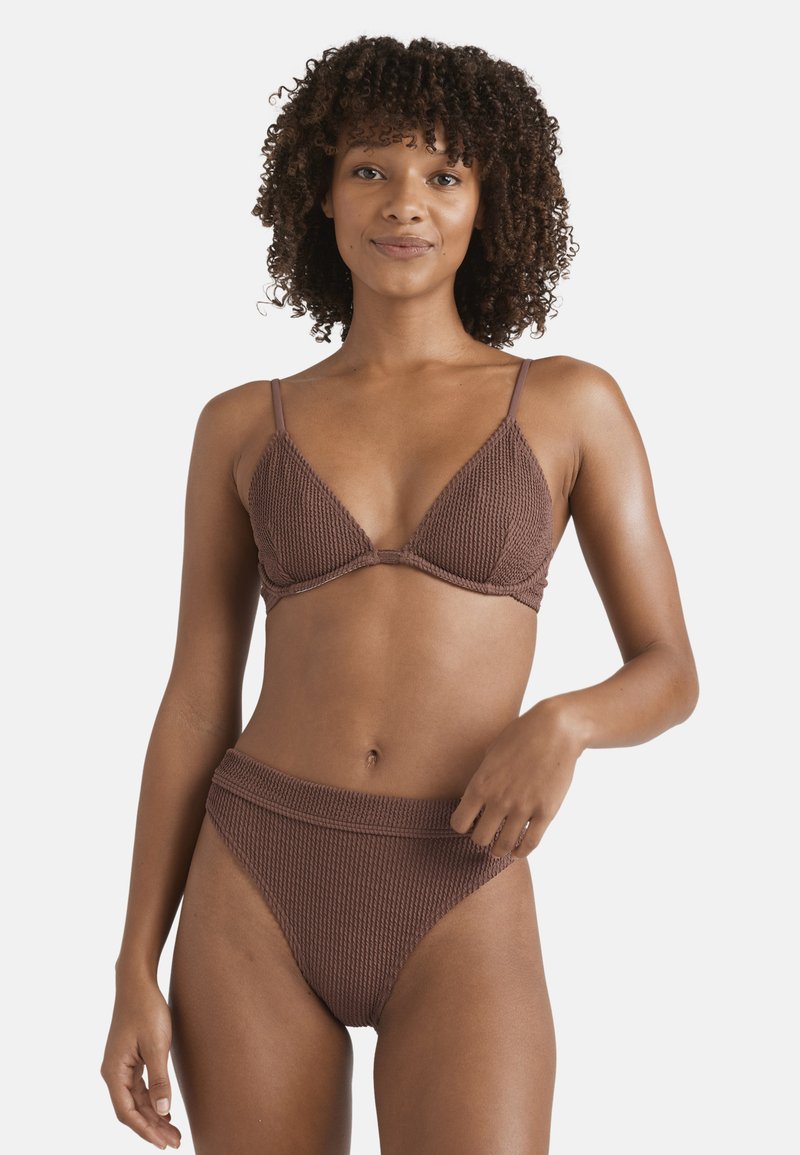 Bikini marrone a coste con reggiseno triangolare e slip a vita alta. Spalline regolabili e dettagli in tessuto testurizzato. Finitura liscia.