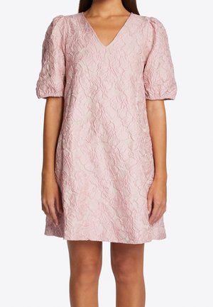 Robe mini à motifs floraux roses avec un décolleté en V, des manches ballon courtes et un tissu texturé. Les détails incluent une coupe décontractée et un éclat subtil.