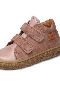 Dětská obuv na suchý zip v světle růžové semišové kůži s hladkým koženým špičkou. Obsahuje strukturovanou hnědou gumovou podrážku a malý akcent loga.
