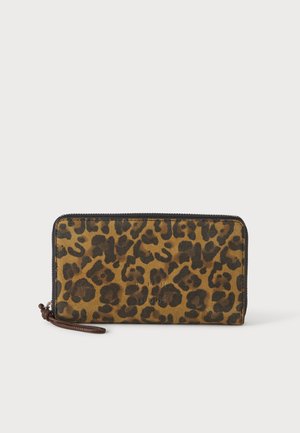 Brun og sort leopardprint pung med lynlås og læderrem på hvid ens baggrund.