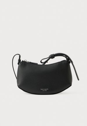 Zwart leren clutch met een afgeronde vorm, ritssluiting en een dunne riem. Heeft een subtiele korrelige textuur en zilveren logodetail.
