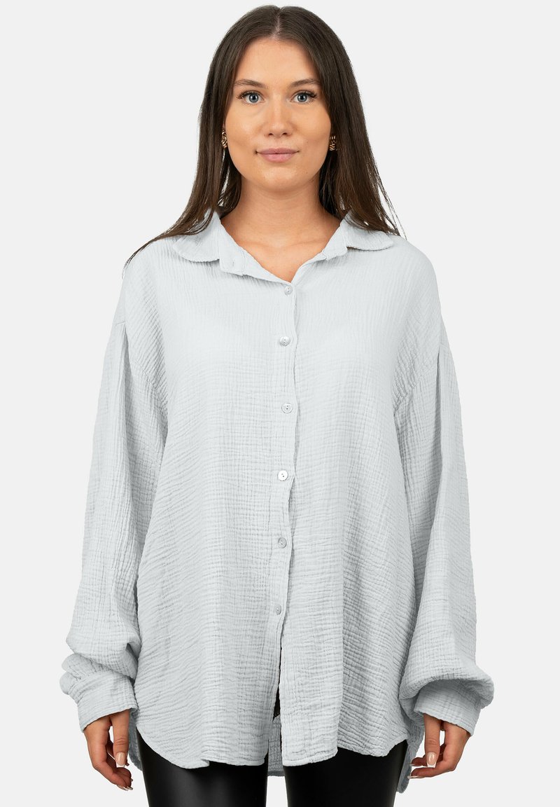 Camicia grigia chiaro con bottoni, realizzata in tessuto testurizzato; presenta un colletto, maniche lunghe e una vestibilità comoda con dettagli prominenti sui bottoni.