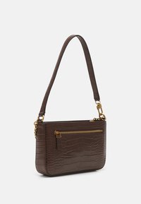 Brun læderhandbag med krokodilleskindsstruktur, guldfarvet hardware, lynlås lukning i toppen og en aftagelig skulderrem. Har en frontlomme med lynlås.