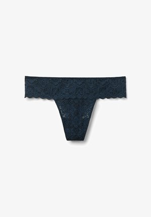 Spitzen-Tanga in Dunkelblau mit floralen Mustern, gewellten Kanten und einer zarten, transparenten Textur. Bietet ein Design mit minimaler Abdeckung.