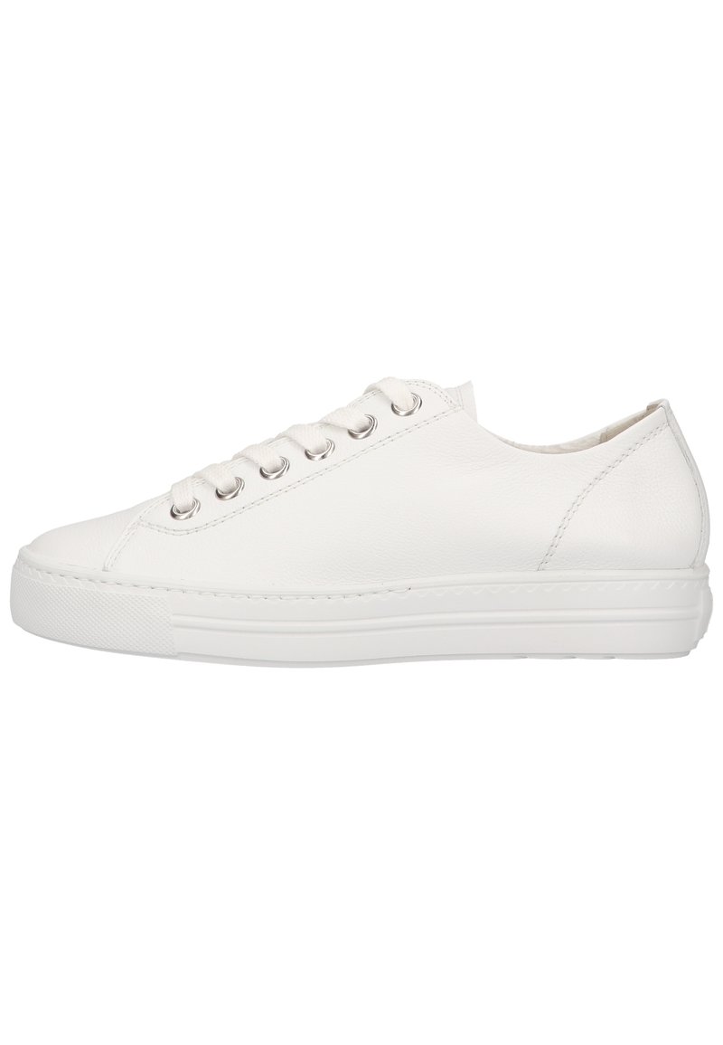 Sneaker en cuir blanc avec un embout rond, une semelle plate et six œillets. Accents texturés sur les côtés et un design lisse et minimaliste.