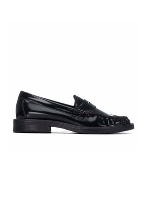 Mocasín de cuero negro brillante con tacón bajo, diseño de puntera mocasín cosida y estilo sin cordones sobre fondo blanco.