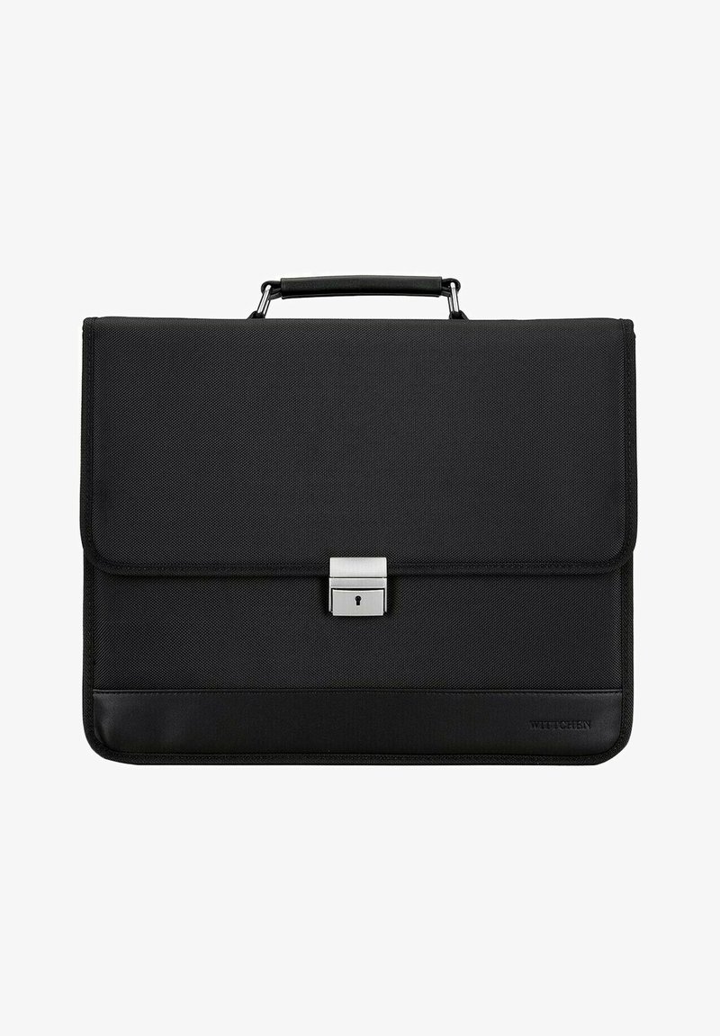 Maletín negro hecho de tela texturizada con una base de cuero suave. Presenta un broche plateado y un asa superior para llevar.