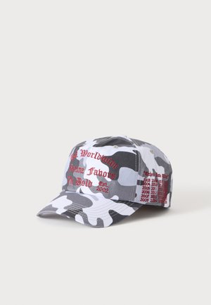 Casquette de baseball camouflage blanche et grise avec texte brodé rouge et plusieurs années listées sur le panneau latéral.
