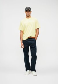 Tommy Jeans NEW CLASSICS TEE UNISEX - Jednoduché tričko - citronella