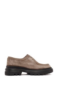 Chaussures en daim marron à lacets avec un bout rond, présentant des accents cousus et une épaisse semelle en caoutchouc noir avec des motifs de traction visibles.