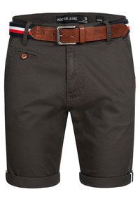 Shorts gris foncé en coton avec un ourlet roulé, dotés d'une ceinture en cuir marron avec une boucle en métal et des accents de rayures rouge, blanc et bleu.