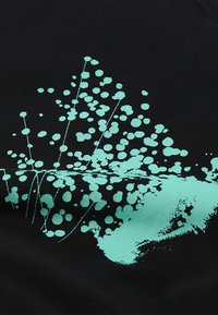 Tela negra con un patrón de manchas en verde menta. El diseño presenta puntos y líneas aleatorios, creando un efecto visual abstracto en el material.