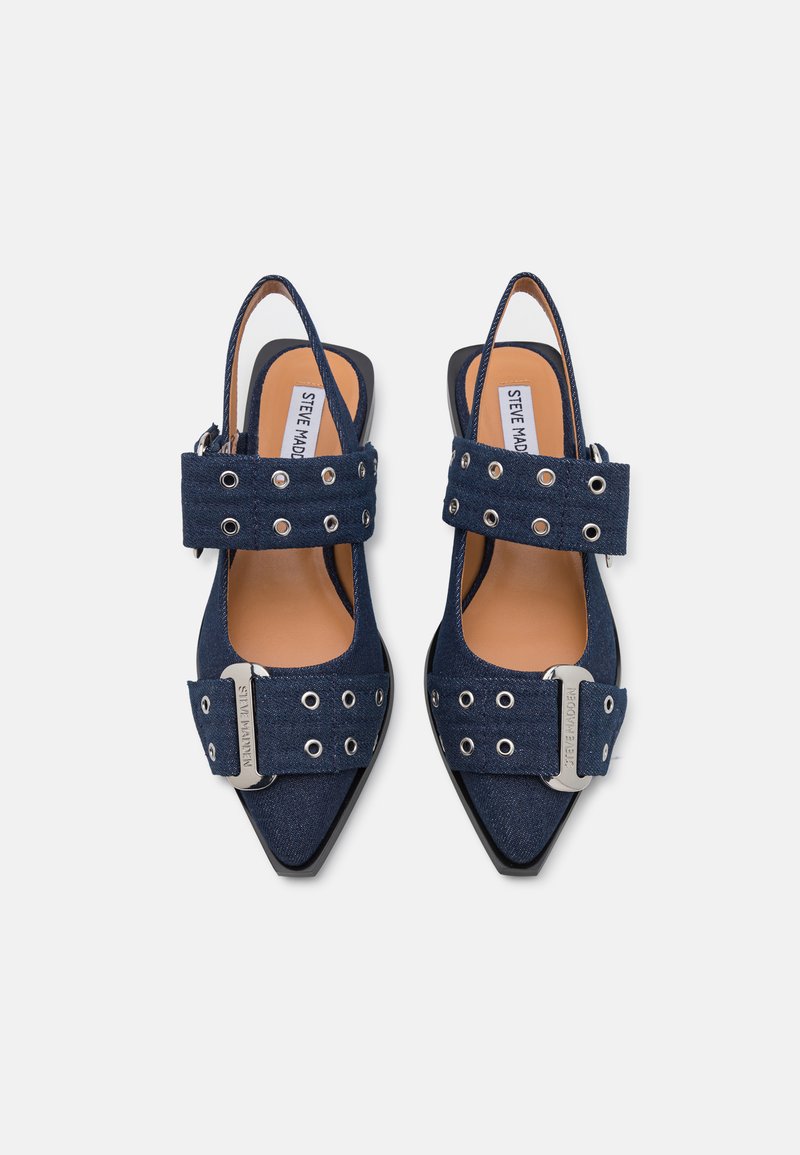 Marineblaue Denim-Slingback-Schuhe mit spitzem Zehenbereich, großem Schnallendetail und doppeltem Riemendesign mit Grommet-Akzenten. Flacher Absatz.