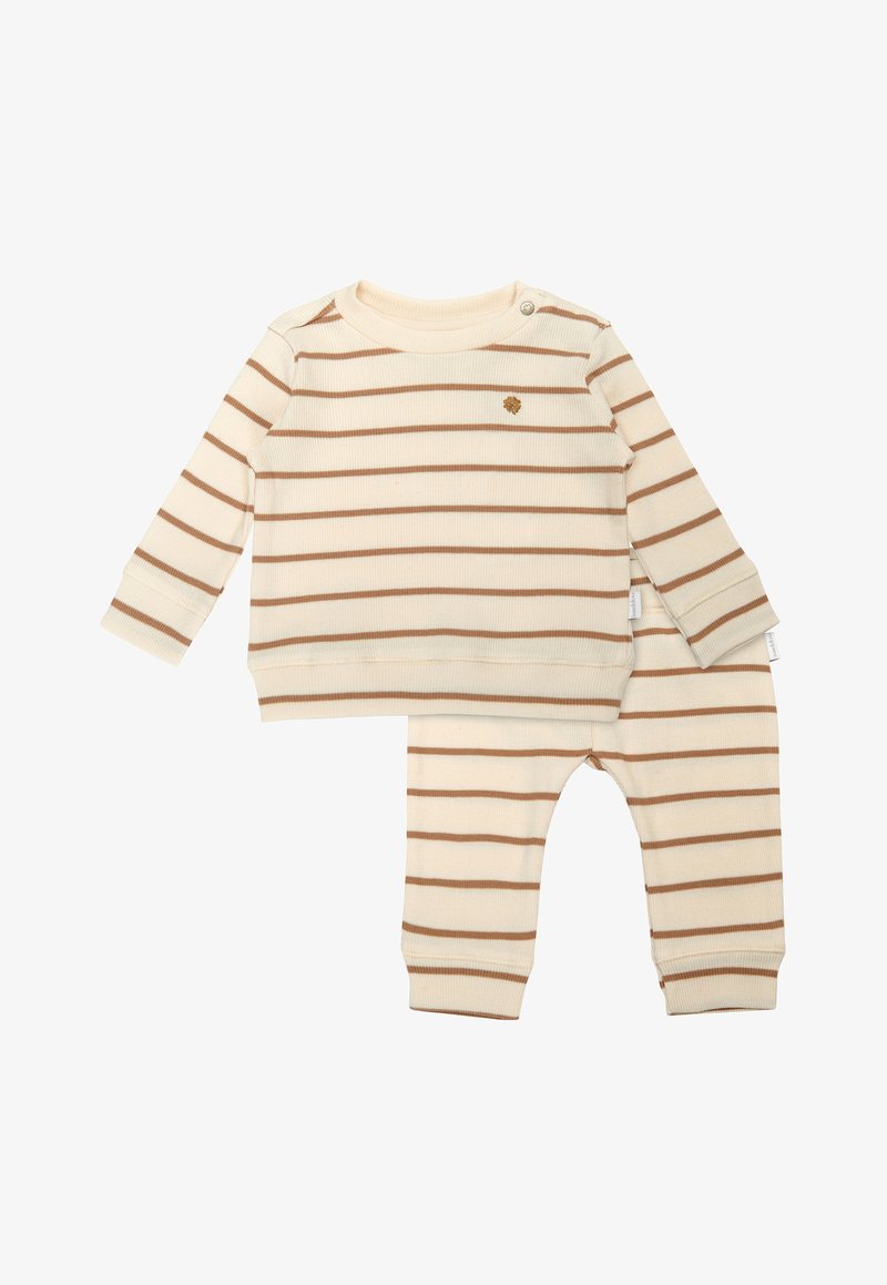 Gestreiftes Creme- und Braun-Outfit für Kleinkinder, bestehend aus einem Langarmshirt mit Schulterknopf und passender Hose, aus weichem, geripptem Material.