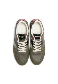 Baskets vert olive en mesh et daim, avec des lacets beiges, des accents noirs et des œillets rouges. Logo affiché sur la languette.