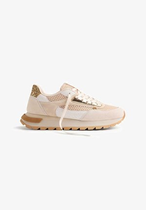 Sneaker rosa chiaro con pannelli in rete, dettagli in suede e tacco glitterato. Presentano un design con lacci e suola in gomma testurizzata per una migliore aderenza.