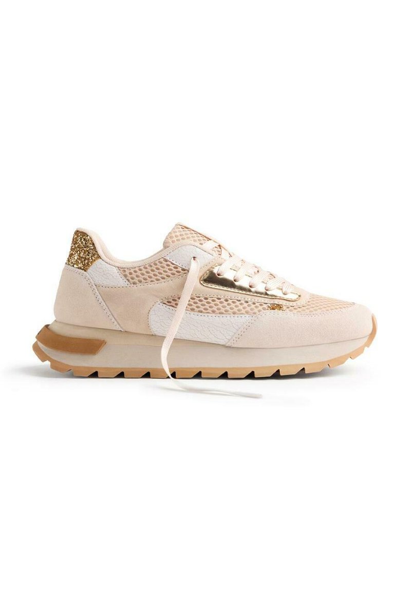 Zapatillas rosa claro con paneles de malla, acentos de gamuza y talón brillante. Presentan un diseño con cordones y suela de goma texturizada para mayor tracción.