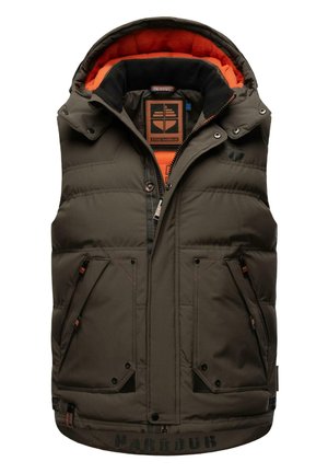 Donkergroene mouwloze vest met een oranje fleece binnenkant, ritsluiting, meerdere zakken en zwarte hardware accenten. Voorzien van een logo aan de onderkant.