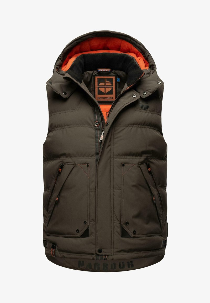 Dunkelgrüne ärmellose Weste mit einem orangefarbenen Fleece-Innenfutter, Reißverschluss, mehreren Taschen und schwarzen Hardware-Akzenten. Mit Logo am Saum.