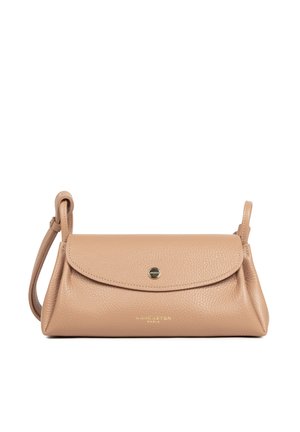 Sac à bandoulière beige en cuir Lancaster Paris avec rabat et fermeture par bouton-pression, surface texturée, et sangle réglable.