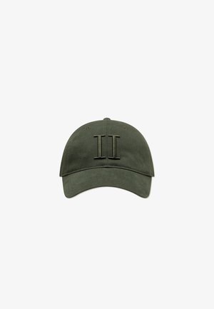 Grøn bomulds-baseballcap med sydd "II" detalje på forsiden, buet skygge og ventilationshuller på toppen. Blød tekstur.