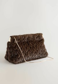 Brun faux fur clutch taske med en quiltet tekstur, guld kædedesign og et slankt, rektangulært design. Ideel til formelle lejligheder.