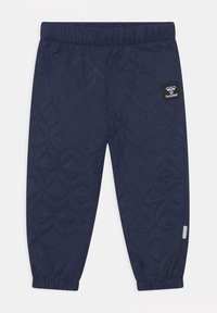 Marineblauwe doorgestikte broek met elastische tailleband en boorden, met een klein rechthoekig Hummel-logo op de rechterdij.