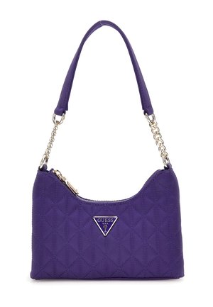 Lilla quiltet skuldertaske med guldkæde-detaljer og trekantet Guess USA-logo foran, med lynlåslukning i toppen.