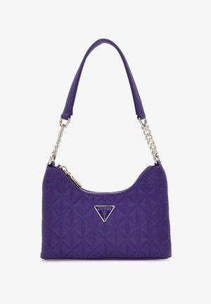 Fioletowa pikowana torebka na ramię ze złotymi łańcuszkami i trójkątnym logo Guess USA z przodu, z zamkiem błyskawicznym na górze.