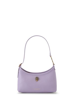 Lawendowa skórzana torba na ramię z zaokrąglonym górnym brzegiem, pojedynczym paskiem, złotym ozdobnym zapięciem oraz małym wytłoczonym nazwą marki poniżej zapięcia.