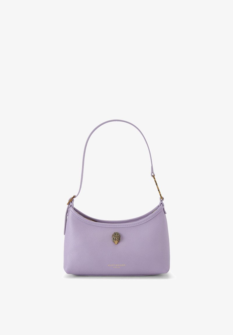Sac à bandoulière en cuir lilas avec dessus incurvé, sangle unique, fermoir ornemental doré et petit nom de marque embossé sous le fermoir.