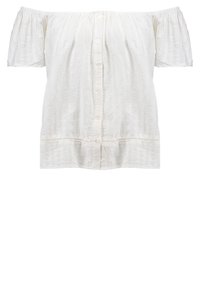 Blusa blanca con escote off-the-shoulder y mangas cortas abullonadas, que presenta un cierre de botones y una tela texturizada con un ribete decorativo en el dobladillo.
