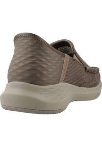 Scarpe slip-on con tomaia beige testurizzata, suola leggera e imbottita color nocciola e sottili motivi a diamante sul tallone per un miglior comfort e supporto.