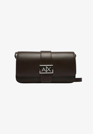 Sac bandoulière en cuir marron foncé avec fermeture à rabat et boucle argentée avec logo A|X sur la sangle avant.