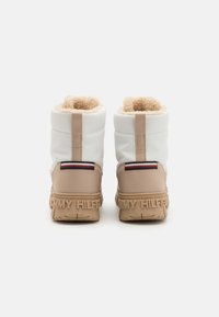 Tommy Hilfiger MICHIGAN WP UNISEX - Členkové šnurovacie čižmy - beige/off white