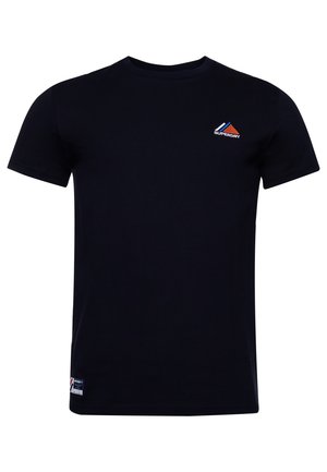 Czarny T-shirt z krótkim rękawem z małym logo Superdry na lewej piersi oraz prostokątną metką Superdry w pobliżu dolnego brzegu.