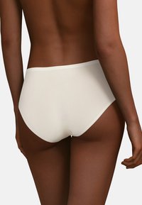 Wit, hoog getailleerd ondergoed van gladde stof, met een zachte tailleband en naadloos ontwerp, in een minimalistische en aansluitende vorm.