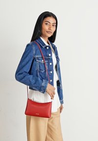 Calvin Klein CROSSBODY - Taška s příčným popruhem - scarlet sage