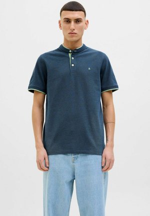 Marineblaues Poloshirt mit kurzen Ärmeln, Knopfleiste, kontrastierendem hellgrünem Kragen und Bündchen. Weicher Stoff mit einer subtilen Textur.