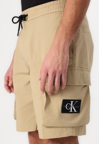 Calvin Klein Jeans CARGO  - Shorts - travertine