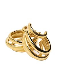 Zestaw błyszczących, grubych złotych kolczyków w kształcie obręczy o gładkich powierzchniach, nachodzących na siebie na białym tle.