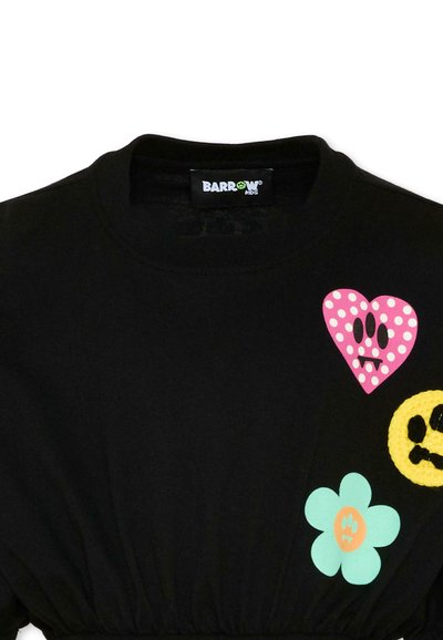 Haut pour enfants noirs avec des motifs imprimés colorés : cœur rose à pois, visage triste jaune et fleur bleu clair avec des visages.