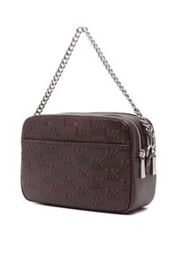 Borsa in pelle bordeaux con logo impresso, tracolla in catena argentata, chiusura con zip e due tasche esterne, caratterizzata da una superficie liscia.